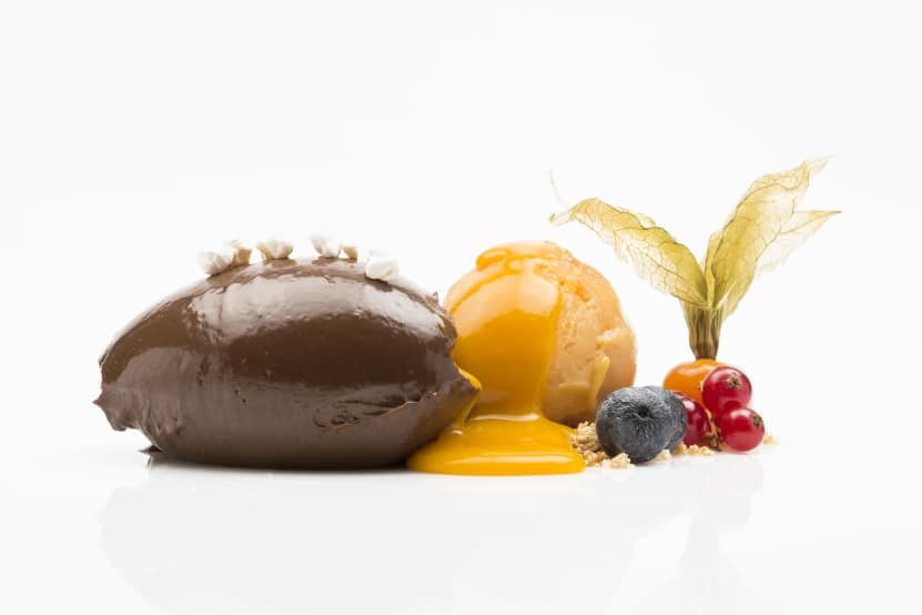 Cremoso de Chocolate wengué coulis de Mango y Sorbete de Albaricoque - La Fábrica Restaurante