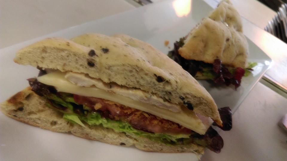 Sandwich de pollo - LA SORBONA BAR