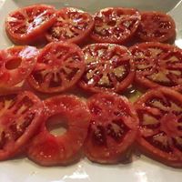 Ensalada de tomate de la huerta con aceite de oliva