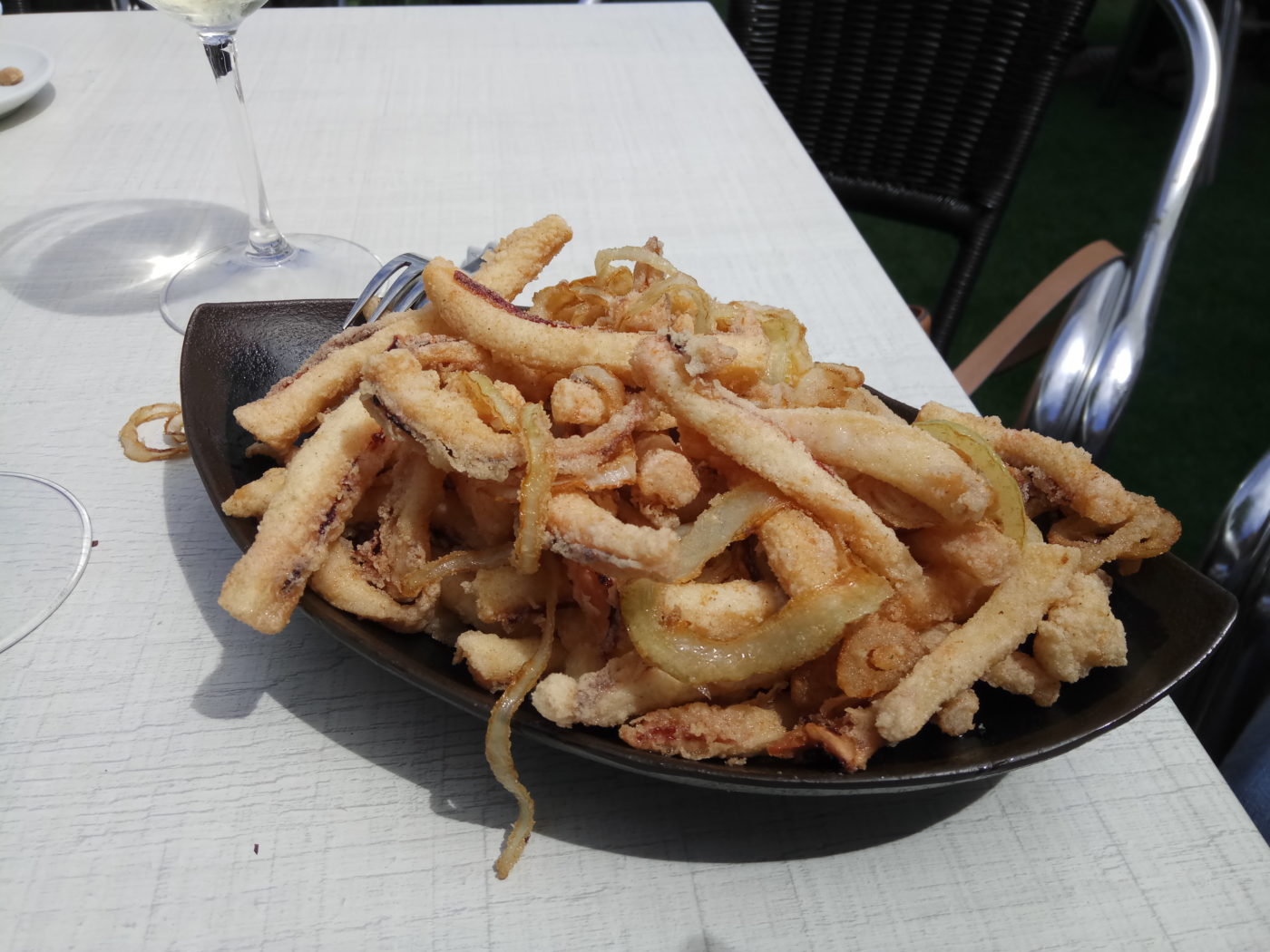 Rabas fritas con aros de cebolla - Azabache