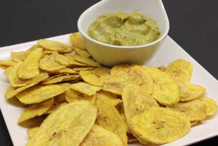 Snacks de platanitos salados con guacamole - Colombia Gourmet