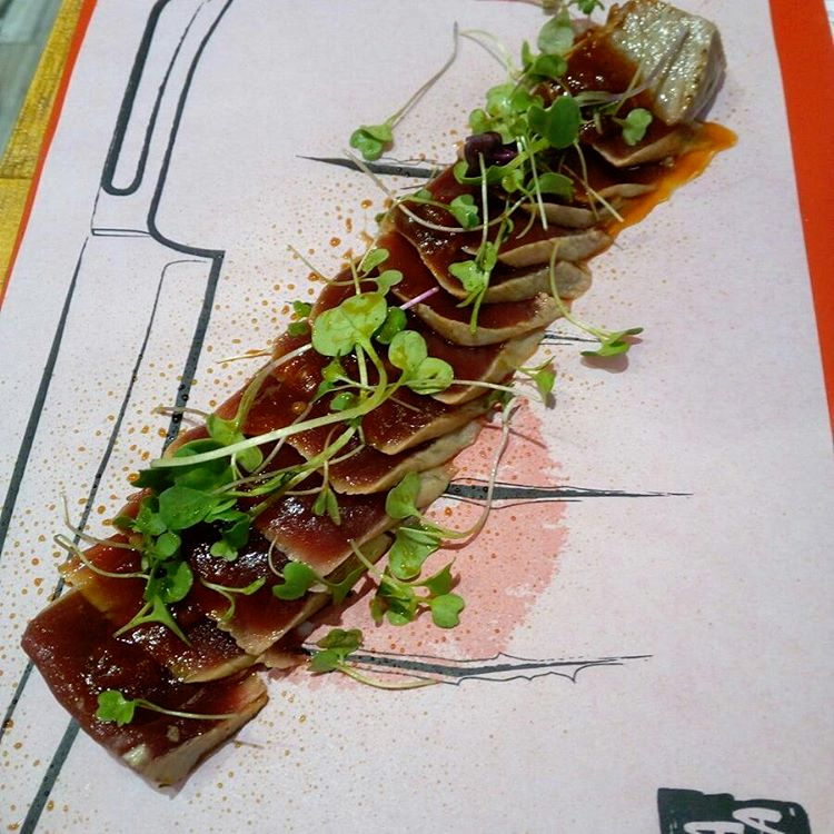 Tataki de atún toro rojo de almadraba con chutney de tomate especiado - La Jamada